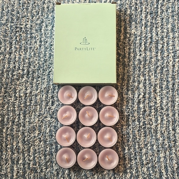 PartyLite tea lite candles essence of lavender (12) - Picture 2 of 5